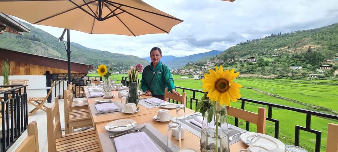 KaachiGrand's tweet photo. Indulge in the serenity of Paro Valley - a breathtaking haven for private dining in nature's embrace. 🍽️✨ #ParoValley #PrivateDining #naturelovers #hotelkaachigrand #kaachigrand #rooftopbar #rooftoprestaurant https://t.co/QqHdU2X9Lt