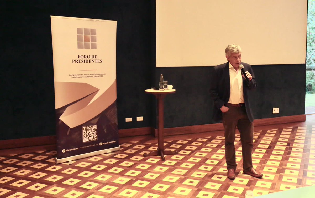 DNP_Colombia's tweet photo. #AEstaHora | El director del @DNP_Colombia, #JorgeGonzález, participa en @Foropresidentes socializando las apuestas del Plan Nacional de Desarrollo y las inversiones estratégicas para el 2024. https://t.co/sw1aVB89Pg