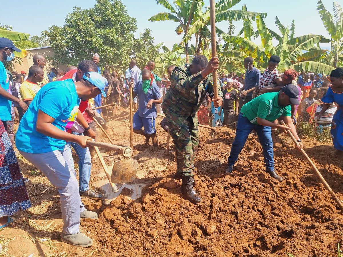 KireheDistrict's tweet photo. Umuyobozi w'Akarere @rangira na V/M @NzirabatinyaMo4  bakiriye bakorana umuganda na Alight Global CEO Ms.Jocelyn na Country Director Eunice Mwende Kiteme n'itsinda ayoboye n'abandi bafatanyabikorwa mu nkambi ya  @KireheMahama Alight baha ubwisungane mu kwivuza abantu 1,000 https://t.co/ahIaqgXsPg