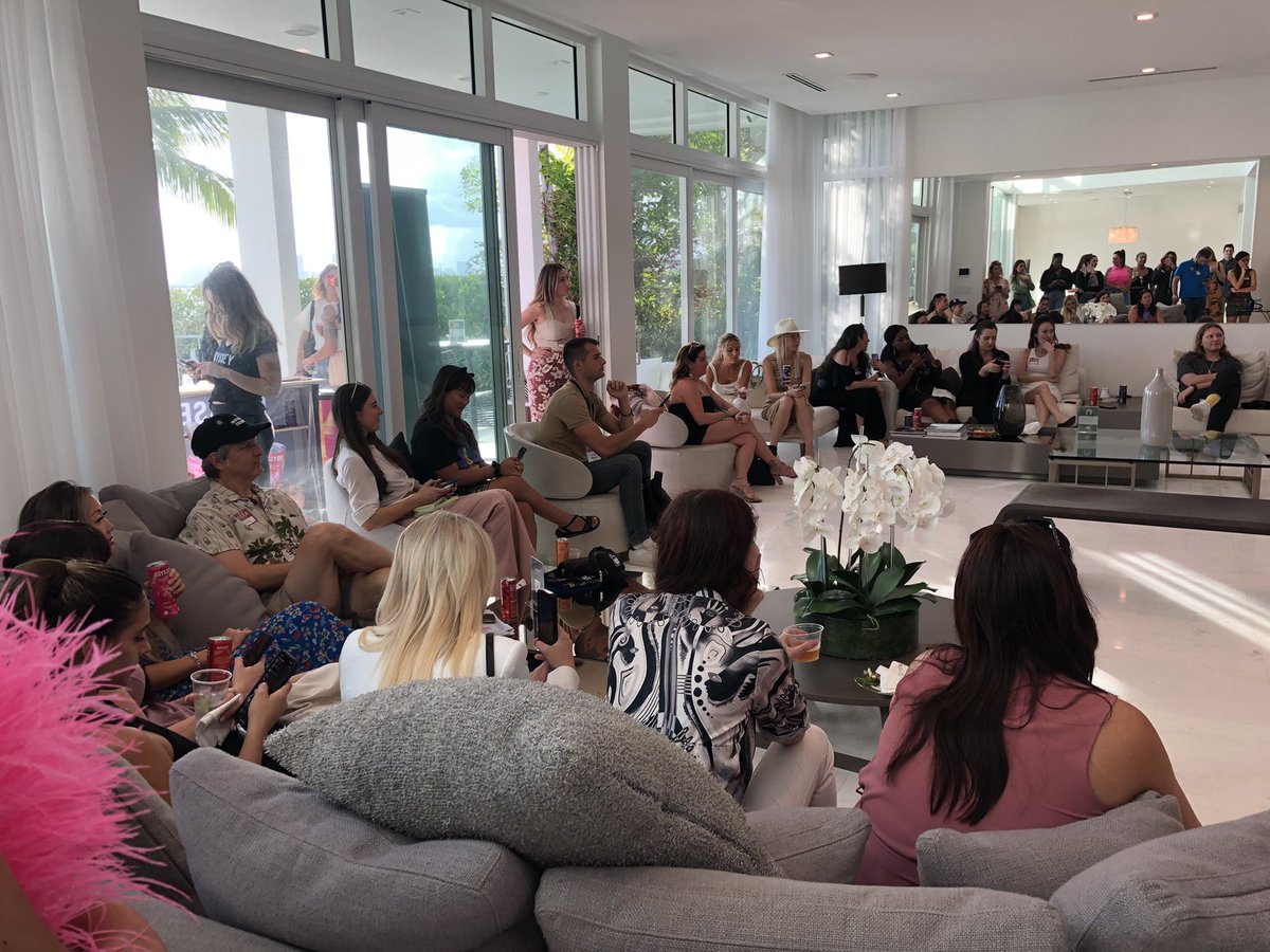 StorystationXYZ's tweet photo. @worldofwomennft 🤍🌴 https://t.co/3lhZDdH6eC