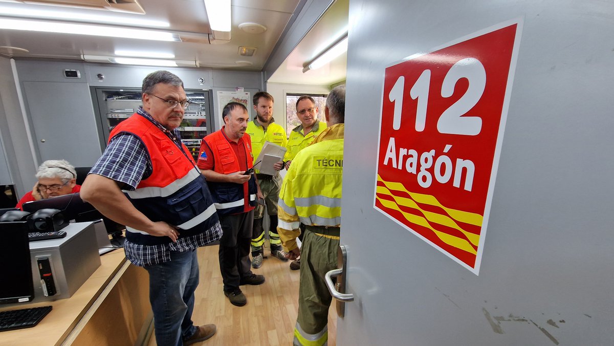 112Aragon's tweet photo. El Puesto de Mando Avanzado (#PMA) ha colaborado en un simulacro de incendio desarrollado en el #Galacho de #LaAlfranca por @IIFFAragon para poner en práctica el despliegue de mando y el uso de los sistemas de comunicación.
#iiff #incendiosforestales https://t.co/cbTltTXjZs