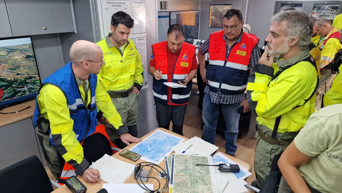 112Aragon's tweet photo. El Puesto de Mando Avanzado (#PMA) ha colaborado en un simulacro de incendio desarrollado en el #Galacho de #LaAlfranca por @IIFFAragon para poner en práctica el despliegue de mando y el uso de los sistemas de comunicación.
#iiff #incendiosforestales https://t.co/cbTltTXjZs