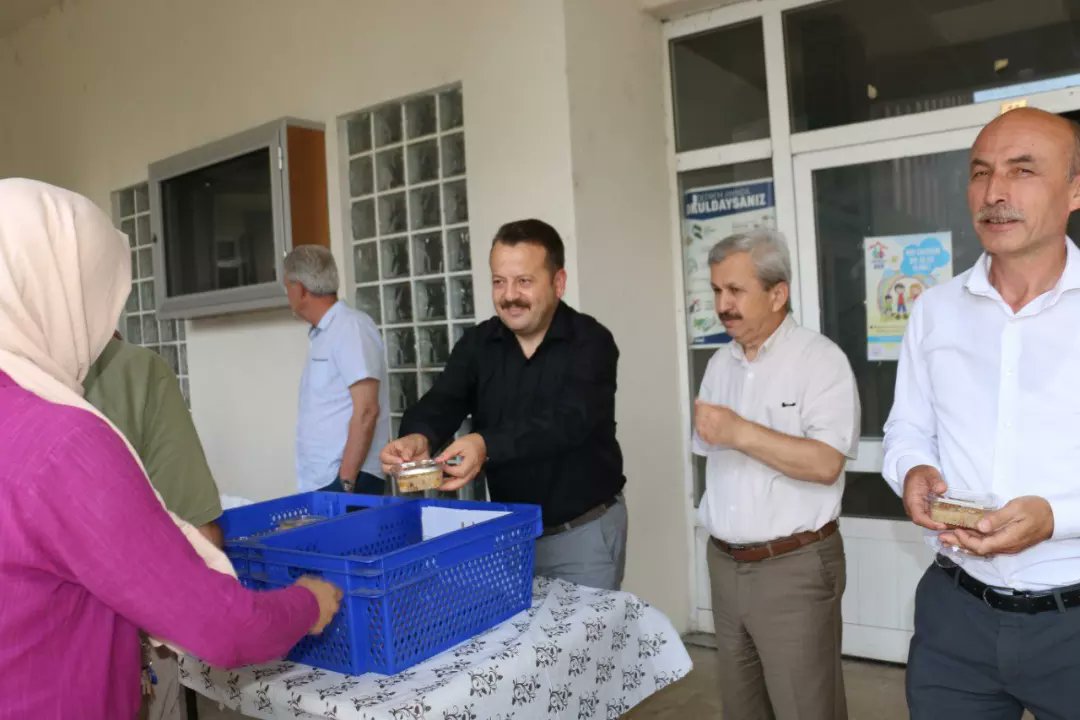 BartMem's tweet photo. Müdürlüğümüzün bahçesinde Aşure Etkinliği düzenlendi. Müdürümüz Sayın Oğuzhan Acar, birlik ve beraberliğimizin daim olması temennileri ile kurum personelimize aşure ikramında bulundu.

@tcmeb
@tcbartinvalilik 
@OuzhanACAR7   

Detaylar👇
https://t.co/tsYf49E3E8 https://t.co/04IiBg3GKY