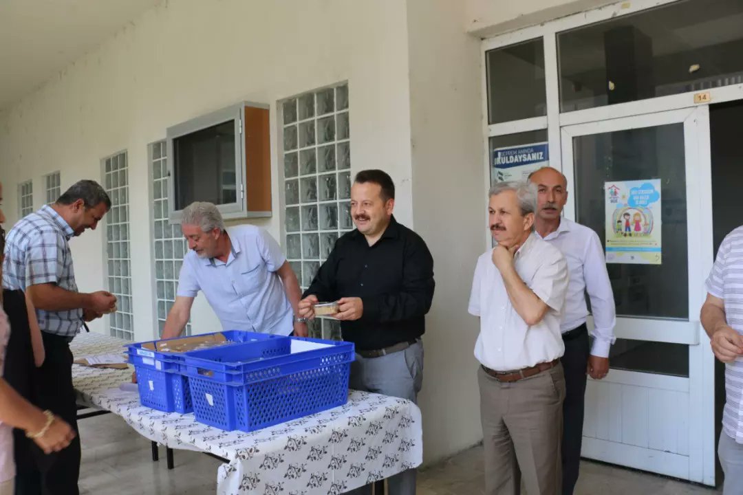 BartMem's tweet photo. Müdürlüğümüzün bahçesinde Aşure Etkinliği düzenlendi. Müdürümüz Sayın Oğuzhan Acar, birlik ve beraberliğimizin daim olması temennileri ile kurum personelimize aşure ikramında bulundu.

@tcmeb
@tcbartinvalilik 
@OuzhanACAR7   

Detaylar👇
https://t.co/tsYf49E3E8 https://t.co/04IiBg3GKY