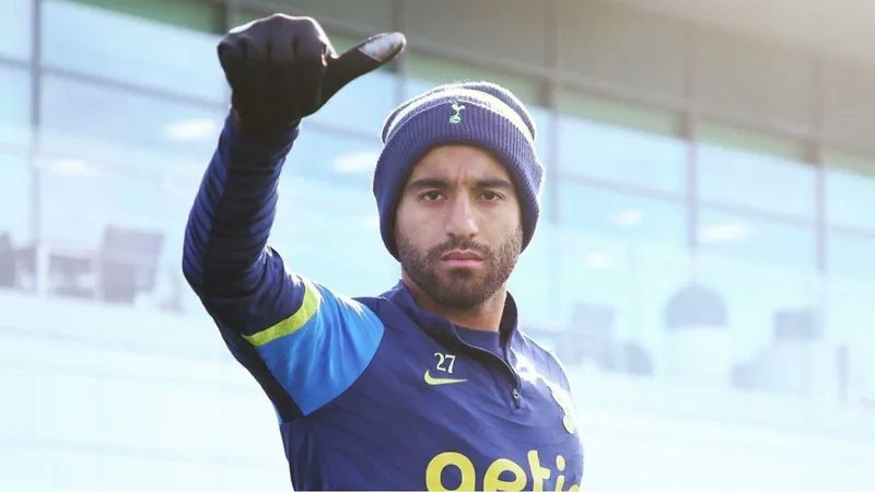 liberta___depre's tweet photo. - Com atraso, São Paulo escuta Muricy, copia Corinthians e gasta como se não houvesse amanhã.

Com atraso, o clube agora resolveu ouvir o ídolo Muricy e gastar como se não houvesse amanhã, exatamente como faz o também endividado Corinthians.

Depois de acertar a contratação do colombiano James Rodríguez, o clube negocia a volta de Lucas Moura.

Tanto James quanto Lucas são jogadores caros. Muito caros. O São Paulo vai fácil aumentar seus gastos com futebol em R$ 3 milhões mensalmente com os dois.

James e Lucas podem até mudar o São Paulo de patamar. Mas ambos estão longe de ser certeza de sucesso.

Poderiam muito bem serem contratados por clubes com as contas em ordem, o que não é o caso do São Paulo. O São Paulo por décadas foi o clube que o Corinthians deveria copiar em muita coisa. Hoje, é o time do Morumbi que copia o pior que o Corinthians faz.

- Paulo Cobos, na ESPN

📷: Divulgação / 📷: Instagram