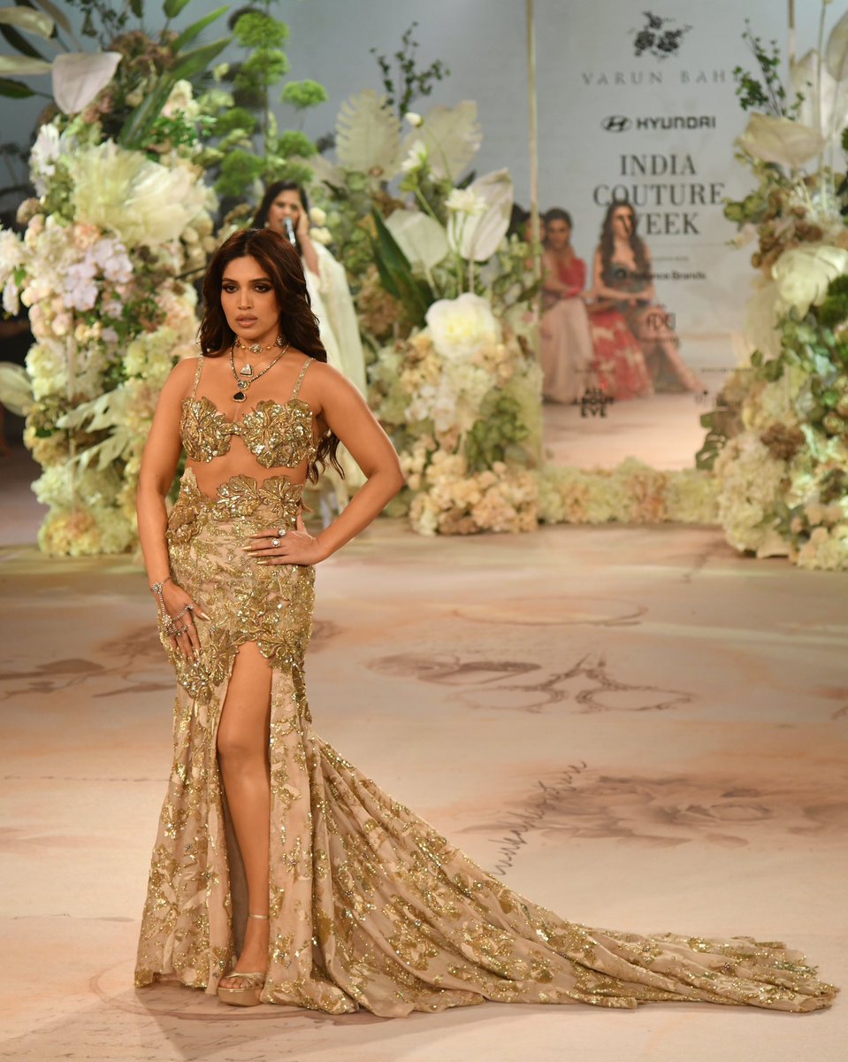 yrftalent's tweet image. Our Golden Girl 💫

@bhumipednekar closes the show for @VarunBahl_ ‘s #InnerBloom Collection at the FDCI #IndiaCoutureWeek2023. ❤️🔥

#BhumiPednekar #YRFTalent #YRF #ICW2023 #FDCI @fdciofficial