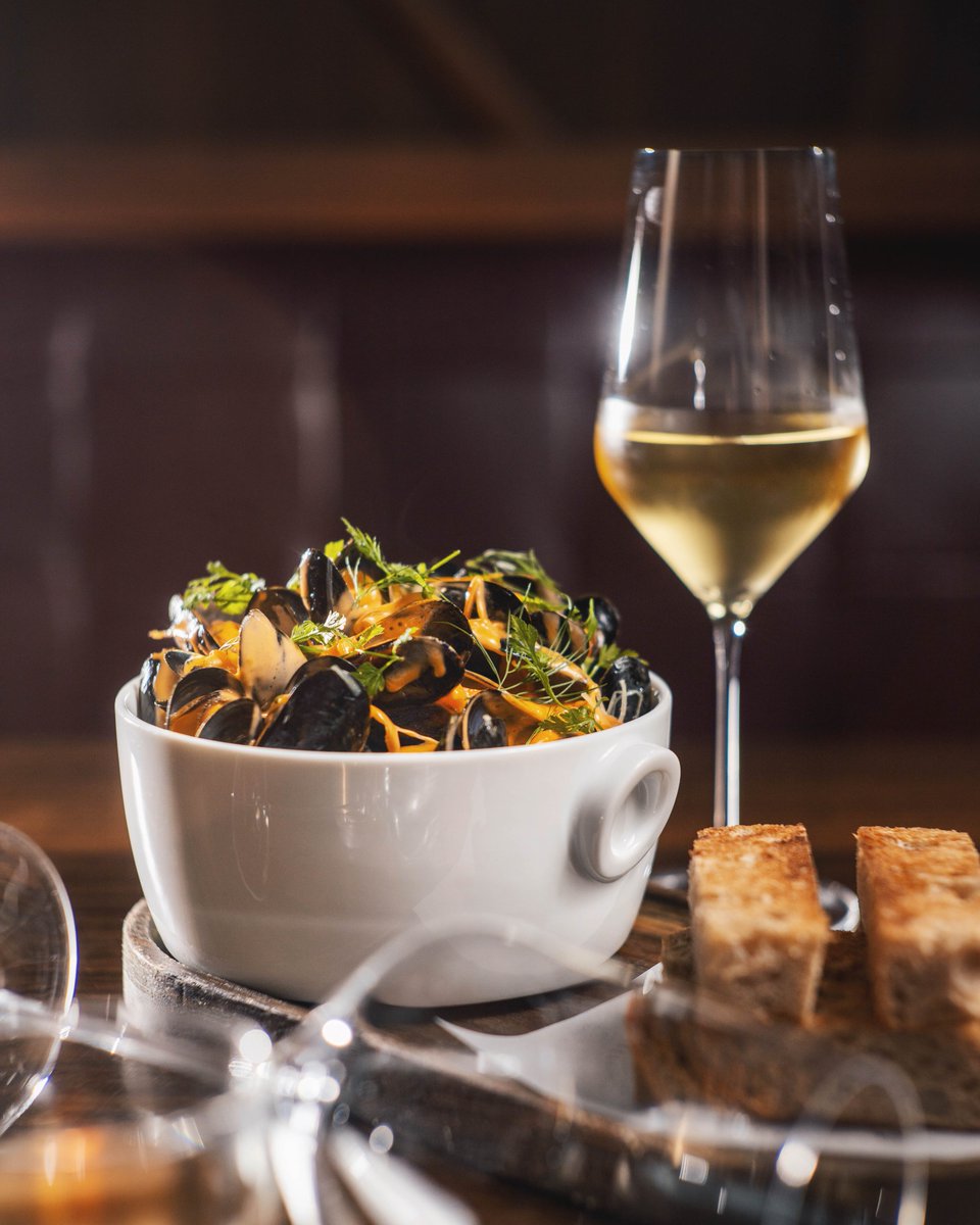 MO_LANDMARKHK's tweet photo. SOMM’s signature mussel is back! Taste the ocean freshness and umami of the in-season crustacean and dip the toasted sourdough with creamy white miso &amp; uni butter sauce - every bite is a heavenly indulgence. https://t.co/vvQDliJTiX