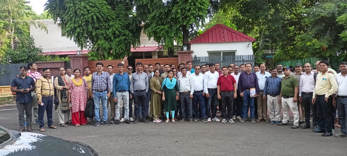 वेतन वृद्धि हेतु #दर-दर भटक रहे स्वच्छ भारत मिशन के अधिकारी कर्मचारी.
m.facebook.com/story.php?stor…
<a href="/CMMadhyaPradesh/">Chief Minister, MP</a> 
<a href="/JansamparkMP/">Jansampark MP</a> 
<a href="/ChouhanShivraj/">Shivraj Singh Chouhan</a> 
<a href="/PMOIndia/">PMO India</a>
<a href="/narendramodi/">Narendra Modi</a> 
<a href="/SwachhMP/">Swachh MP</a>