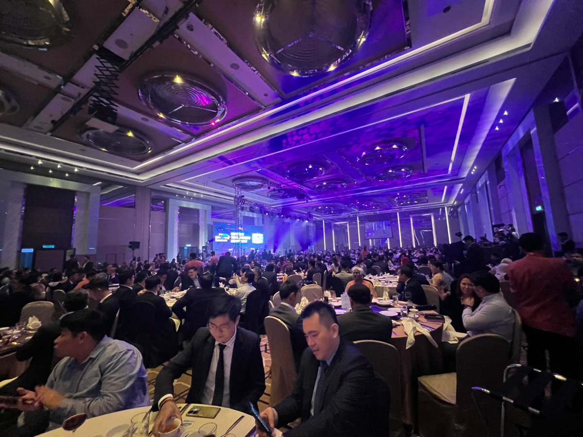 bsmartsystem's tweet photo. Sharing the stage with giant companies - HUAWEI, Genting Bhd, TNB etc, it was truly an honour to received this award.

Thank you PIKOM for this incredible honour! https://t.co/o2mi9b0FdE