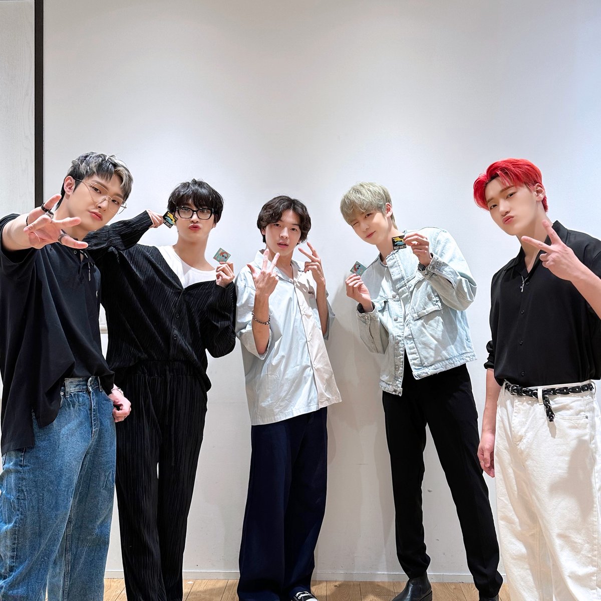 ATEEZofficial's tweet photo. [📷] IMASE님과 함께한 #BOUNCY_Challenge Behind Photo 
⠀
바운시 챌린지 완벽 소화하는
이마세님과 함께한 바운시 바이브😙🔥
⠀
#ATEEZ #에이티즈 #IMASE #이마세
#OUTLAW #BOUNCY https://t.co/bov9rDdt3z