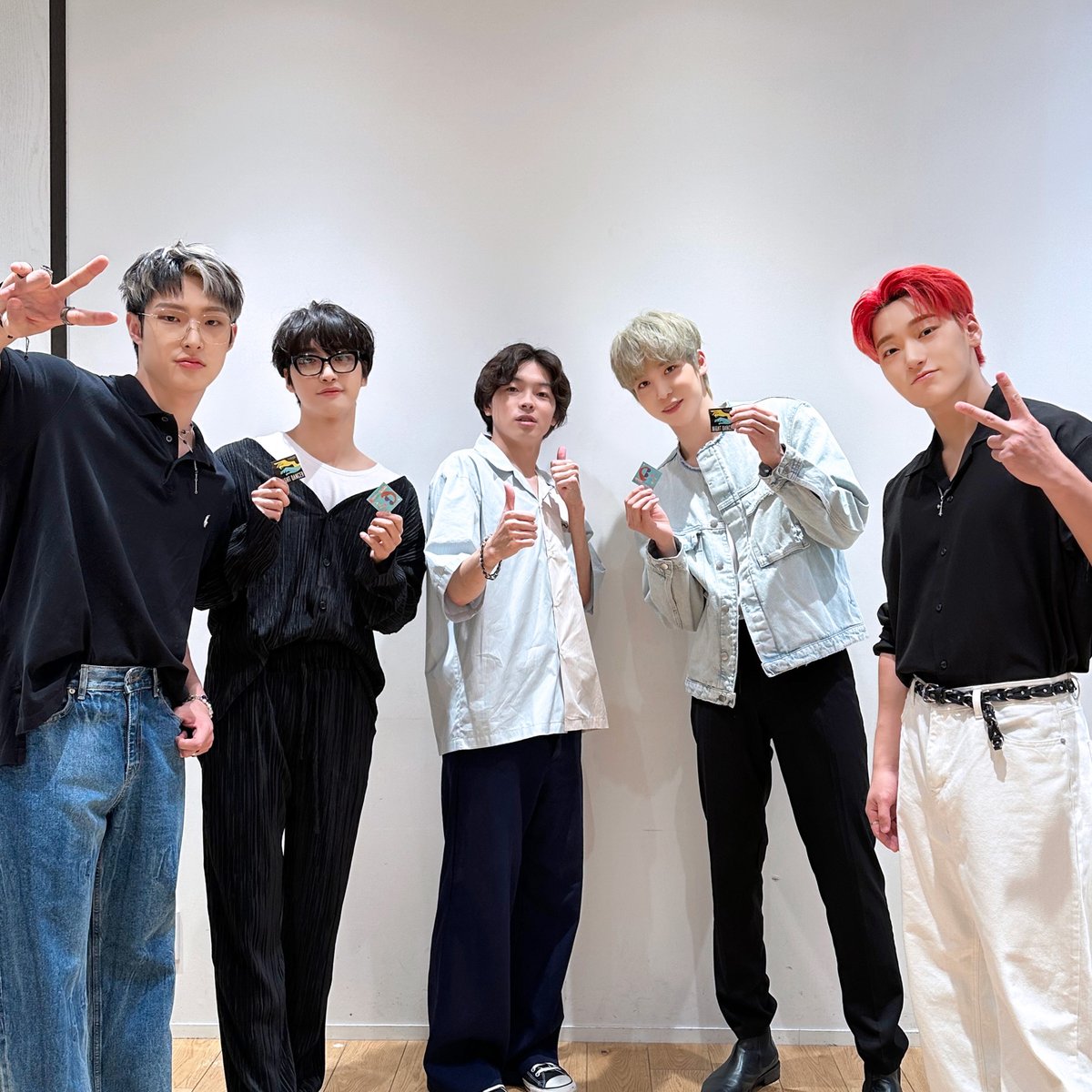 ATEEZofficial's tweet photo. [📷] IMASE님과 함께한 #BOUNCY_Challenge Behind Photo 
⠀
바운시 챌린지 완벽 소화하는
이마세님과 함께한 바운시 바이브😙🔥
⠀
#ATEEZ #에이티즈 #IMASE #이마세
#OUTLAW #BOUNCY https://t.co/bov9rDdt3z