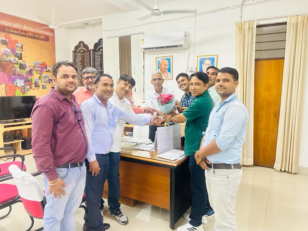 #व्याख्याता_पदोन्नति_नियम_संशोधन
<a href="/DrBDKallaINC/">Dr. Bulaki Das Kalla</a> 
<a href="/Mukeshmahar_/">Mukesh Meena</a> 
<a href="/rsssiyaram/">राज.शिक्षक संघ(सियाराम)</a> 
आज संघर्ष समिति राजस्थान द्वारा RSR 2021 में आंशिक संशोधन की फाईल की पैरवी करने के क्रम में आरपीएससी सचिव श्रीमान मेहता साहब से संपर्क किया गया उन्होंने शीघ्र ही काम करने का आश्वस्त किया।
Plz amend RSR 21