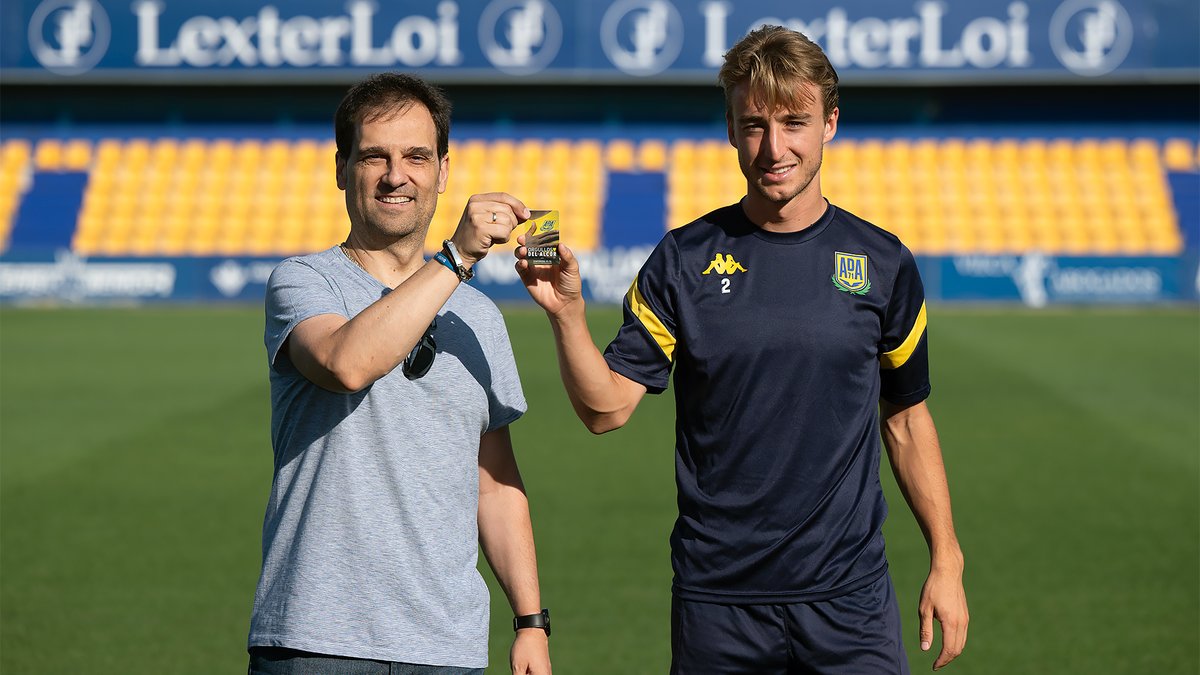 AD_Alcorcon's tweet photo. 🌟 El ganador del sorteo el #GolDeLexterLoi ya tiene su premio @baquerator 🎁
¡Y con @Castrou_5 como invitado especial para la entrega!
Sumamos un alfarero más para cantar los goles de la mano de @LexterLoi 👍

#VamosAlcor
#ADA2324
#OrgullosoDelAlcor https://t.co/2cW6HfxXFA