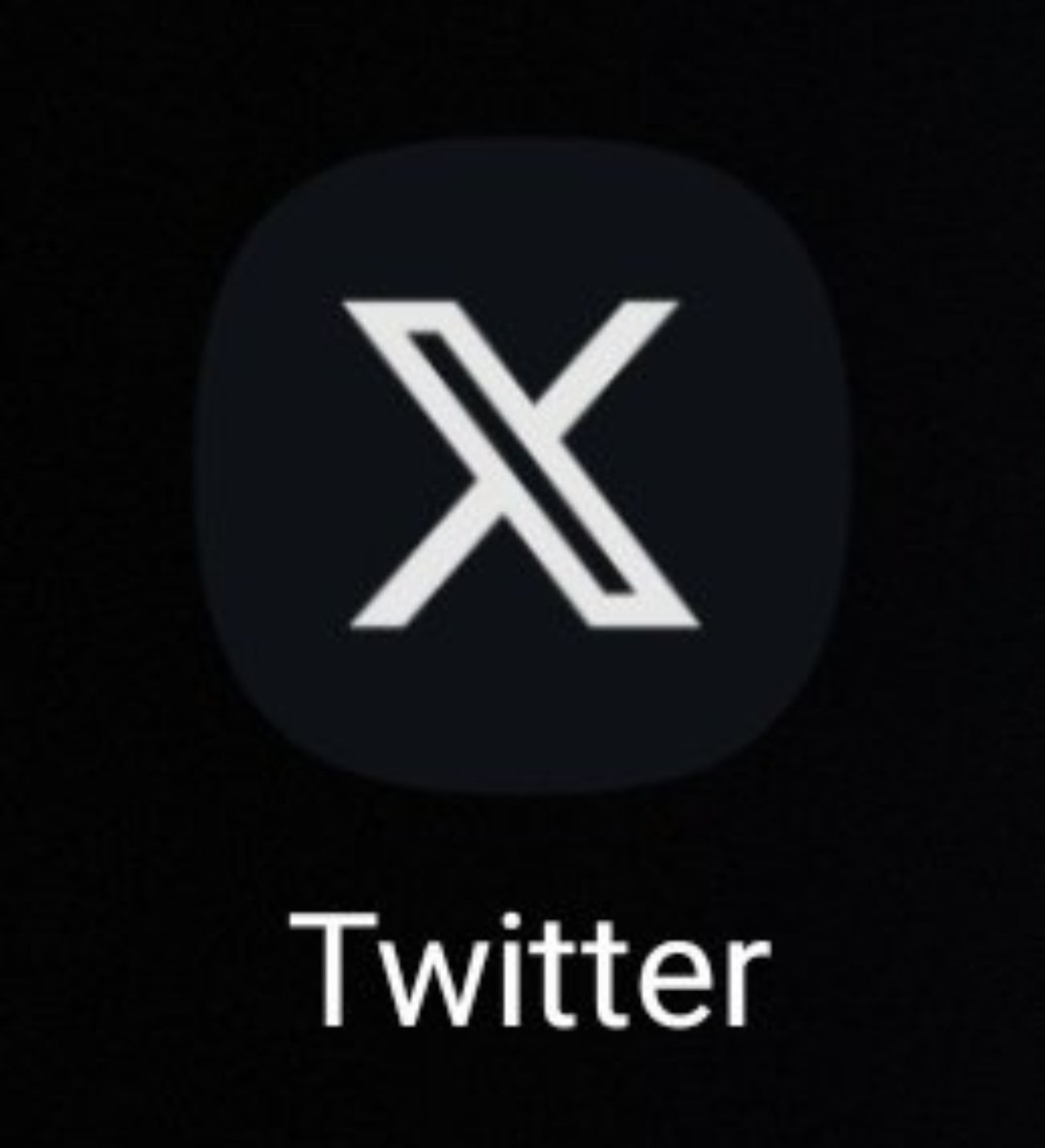 Olhei a tela do celular, vi um app com X e pensei: Que porcaria é essa que eu não baixei?! Olhei de novo e era o meu Twitter. Elon Musk, não te perdoo por isso