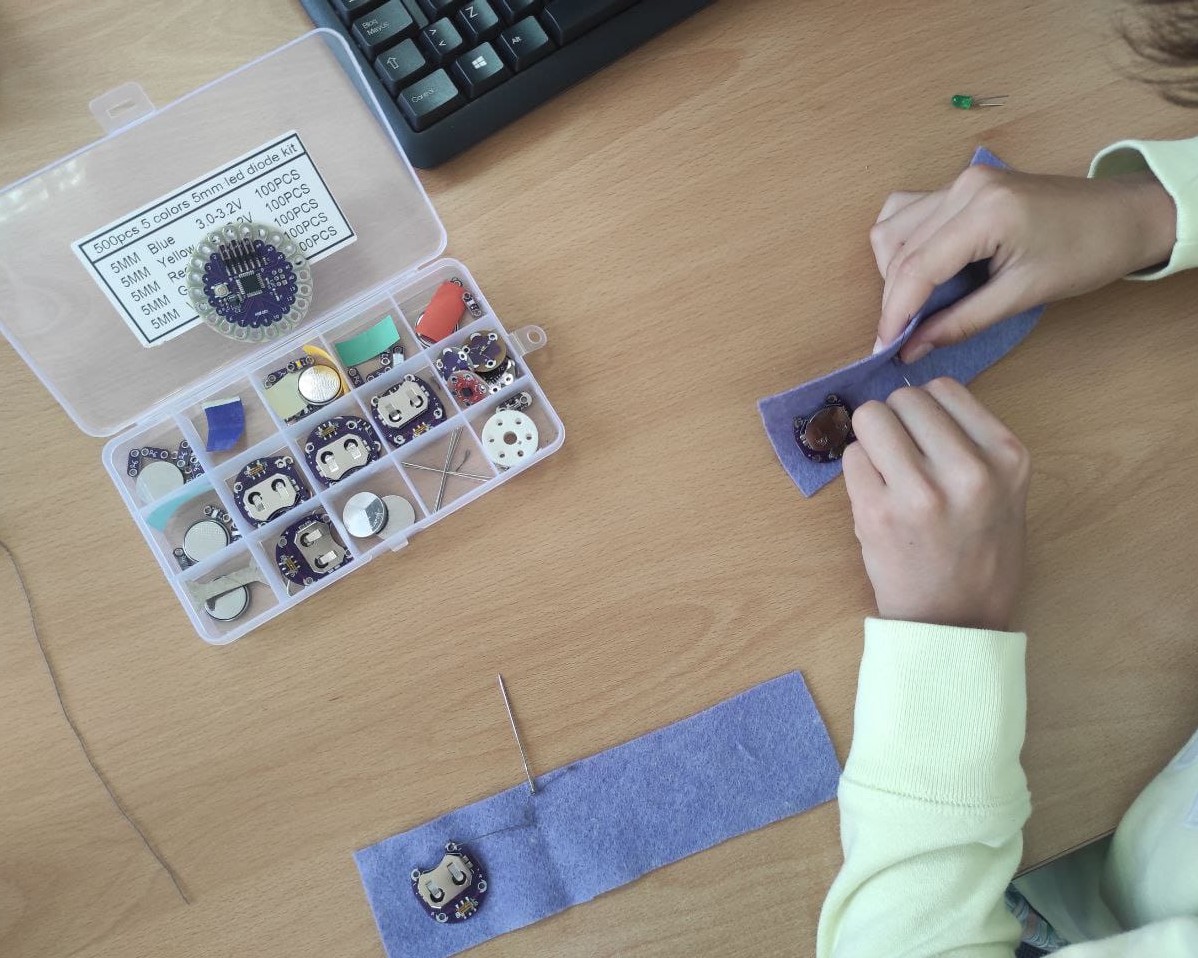 cpetig's tweet photo. #stopmotion🛑 ou #téxtil intelixente 👚?
💻 Seguimos cos obradoiros #GIRLSTEAM impulsados polo #CPETIG e a @amtega a través da rede de #AulasCeMit de Galicia, espertando vocacións científico-tecnolóxicas entre os máis pequenos.
Velaquí os avances en @ConcOrtigueira e#AEstrada! https://t.co/t3iO9QTz2g
