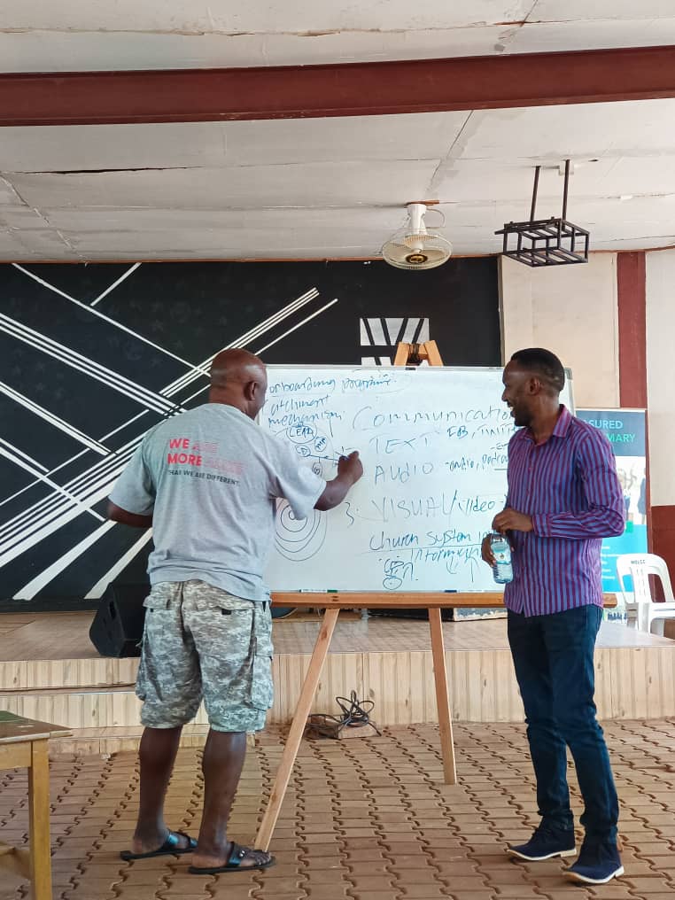 the_SmartChurch's tweet photo. SmartChurch Ministers Symposium.Thank you Dr Deo, we had a wonderful time.Understanding the Art &amp; Science of Communication.90% of what the Church has been called to do is to Communicate:The Church has got to master the art &amp; Science of Communication!
#effectivecommunication https://t.co/OE2wQye4Fo