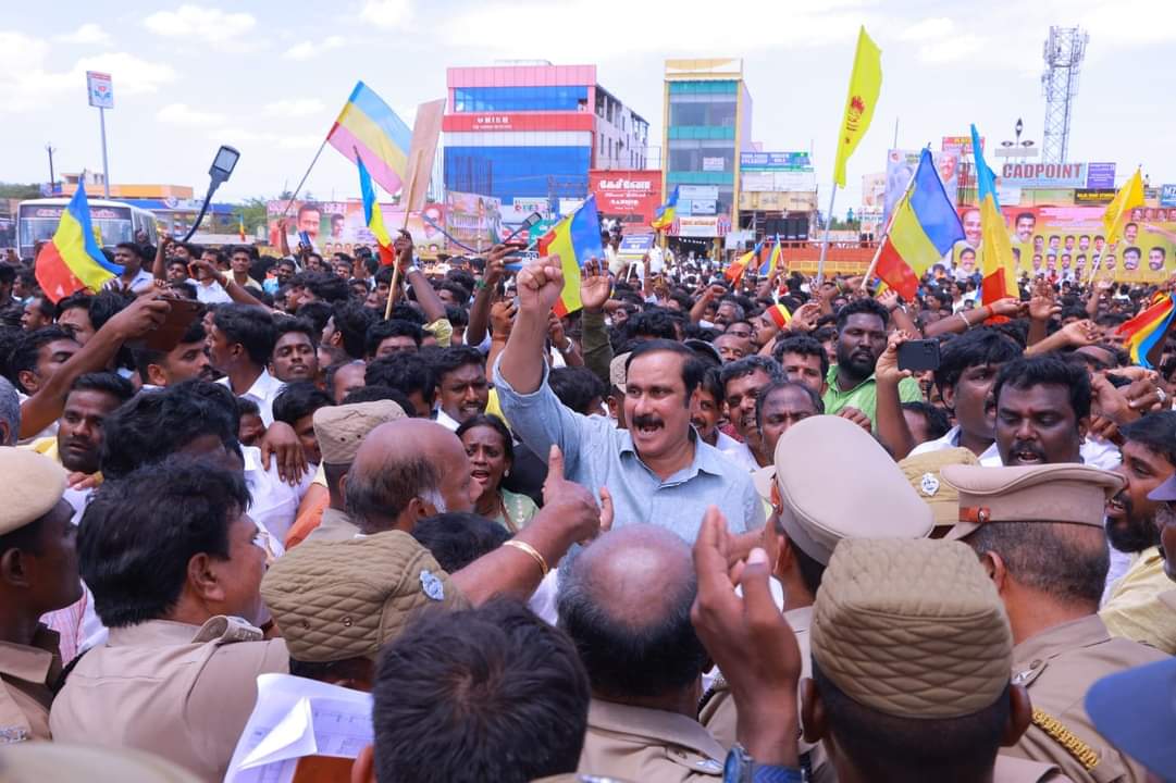 AnbalaganMannan's tweet photo. 😍😍😍 மிரட்டிடார் அண்ணன் 💙💛❤️👌
#Development_Politics la இந்த Mode um இருக்கும் 💥💥💥.
#NLC #NLCIndiaAtrocities #PMKAgainstNLCLandGrab https://t.co/EQrR3P0r5m