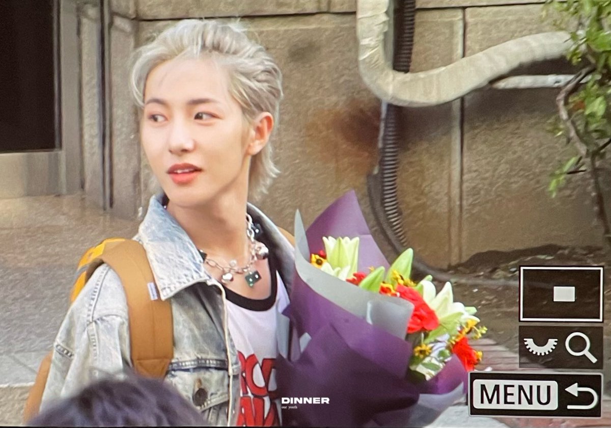renjuns323's tweet photo. dare i say it… renjun ponytail supremacy https://t.co/wQ6FEjhqt8