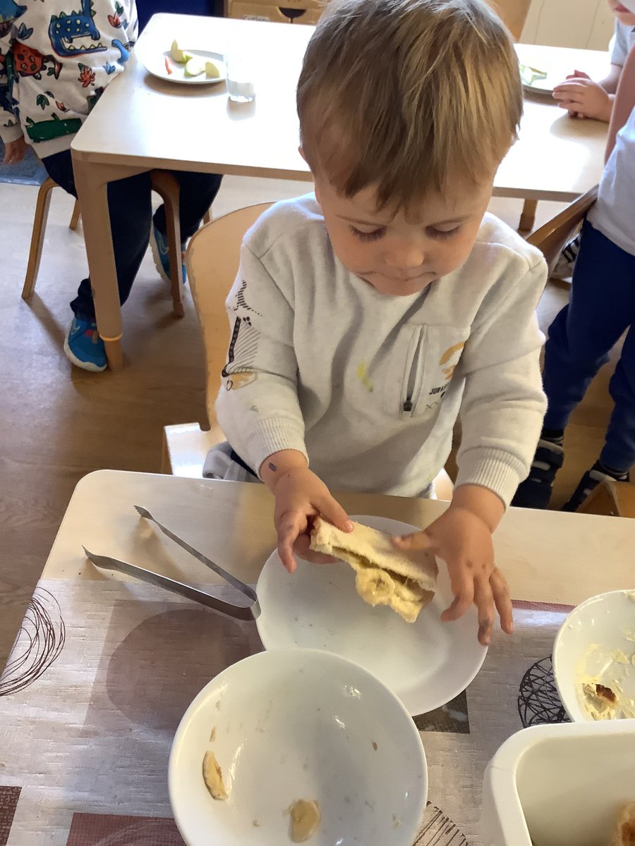 neilston_madras's tweet photo. Today the children were making banana on toast as part of their snack. They were encouraged to spread the butter on their toast and offered banana. #capablelearners #healthyeating #iindependentchildren https://t.co/86Y6iETPE4