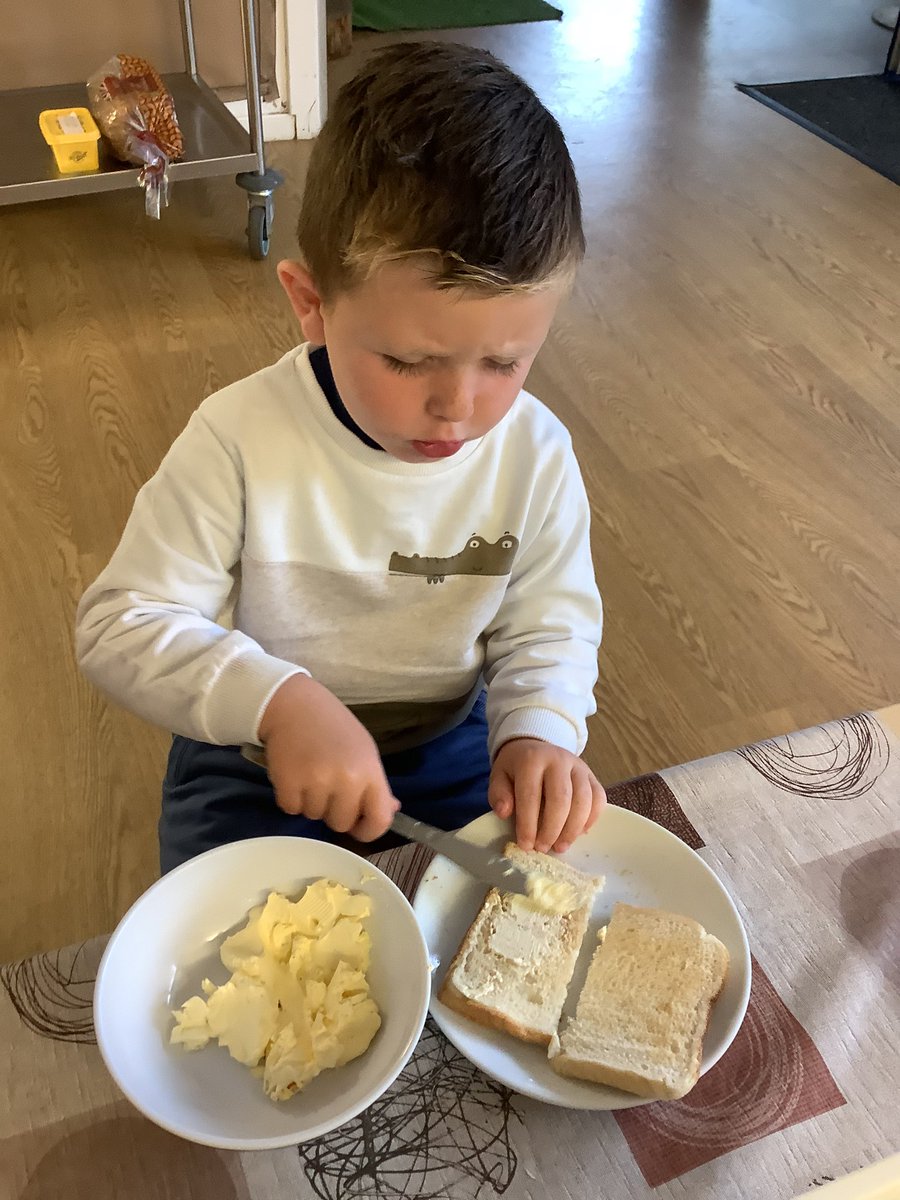 neilston_madras's tweet photo. Today the children were making banana on toast as part of their snack. They were encouraged to spread the butter on their toast and offered banana. #capablelearners #healthyeating #iindependentchildren https://t.co/86Y6iETPE4