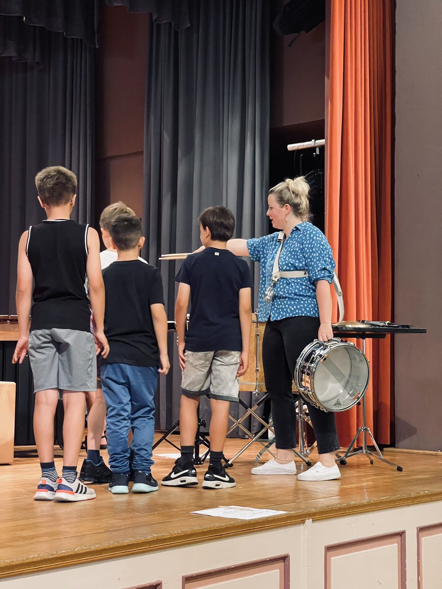 Wo ist der beste Rhythmus versteckt?
Das fragten sich zahlreiche GrundschülerInnen letzte Woche in der Stadthalle Weißenhorn, als sich die Schwestern Jessica und Vanessa Porter mit ihren Instrumenten beschwingt durch die Welt musizierten. 
#musikvermittlung #weissenhornklassik
