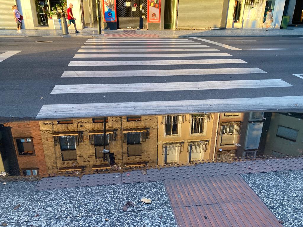 FundacionDfa's tweet photo. 👉 Errrr... Y que cada vez que llueve el rebaje del #pasodepeatones en #CosBajo entre San Vicente de Paul se convierte en la mar océana, complicando "un tanto" la #accesibilidad... Y no sólo a personas con #movilidadreducida #PMR ¿Se puede hacer algo @zaragoza_es? #movilidad https://t.co/6GyZGT2nRN