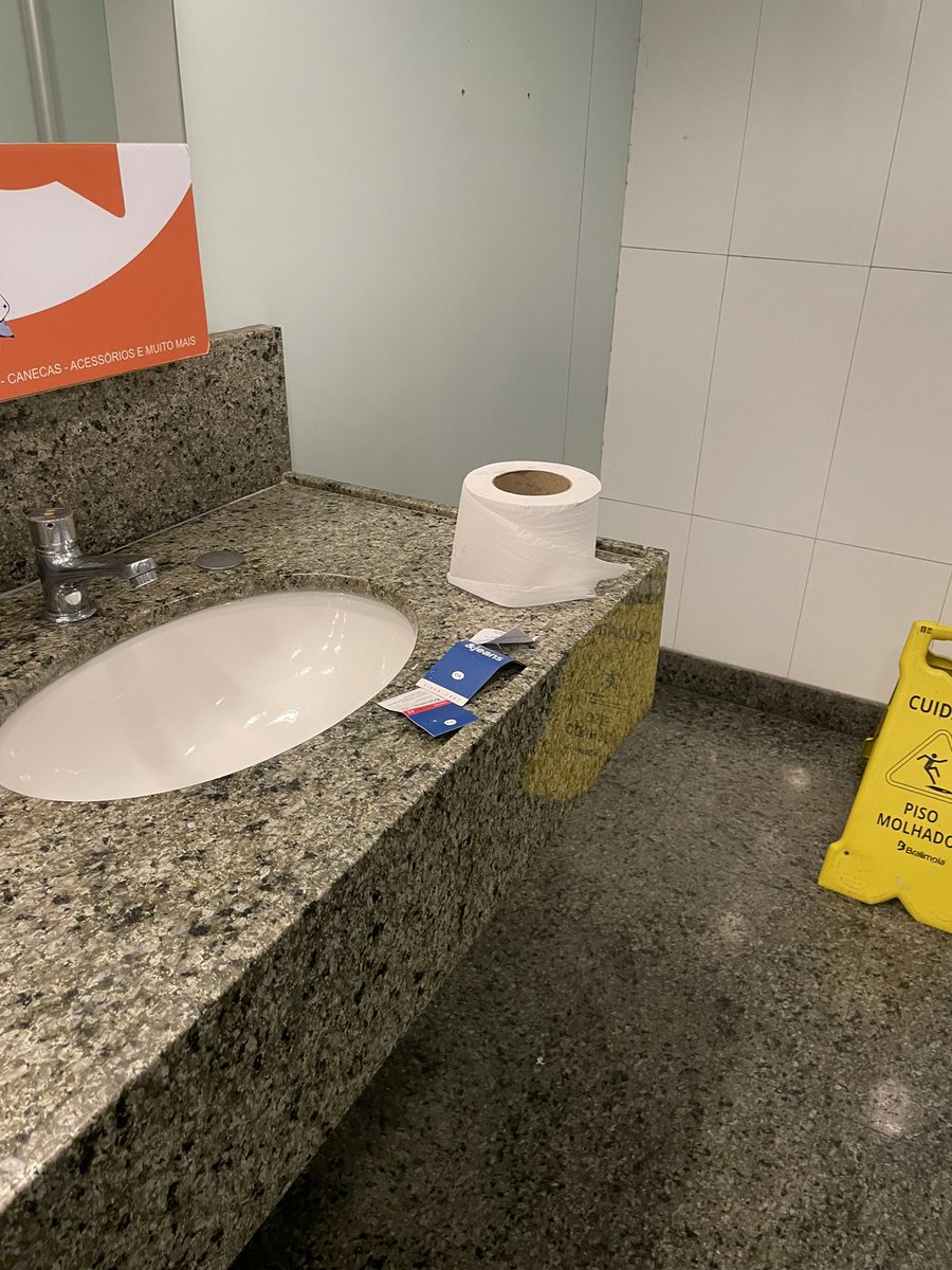 lorenasilria's tweet photo. @meupaisceara Acho que o shopping que está fazendo hora com os clientes. Dá última vez que fui lá, o banheiro estava sujo, não tinha papel nas cabines, tínhamos que pegar do q estava em cima da pia. https://t.co/nMeXXVSIAZ