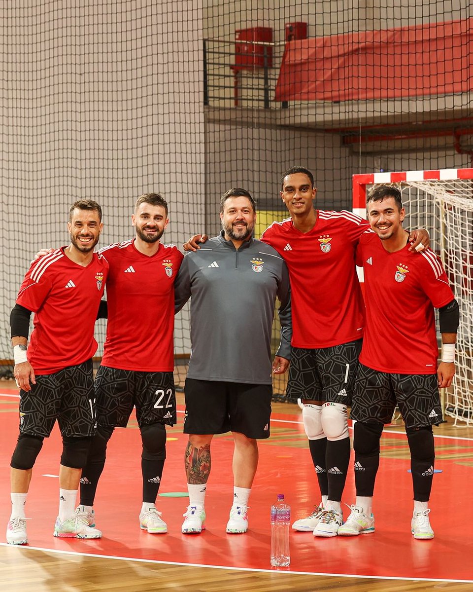 CurtaVermelha's tweet photo. Diogo Carrera é um guarda-redes juvenil que fez uma Final contra o Sporting brutal.

É estranho não terem chamado o Daniel Osuji, que por acaso até está a fazer a pré-época com a equipa principal do Benfica. Mas com Flórido, Osuji e Carrera o Benfica estará bem servido no futuro. https://t.co/yxLFGOMqQ6