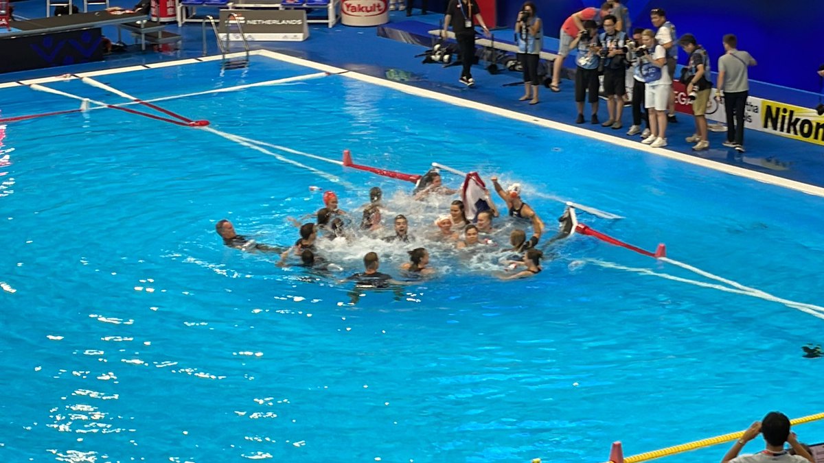 Enorm feest. Nederland voor eerste keer sinds 1991 wereldkampioen #waterpolo bij de vrouwen.