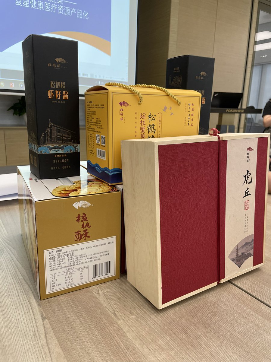 ZhuangChen01's tweet photo. Never before have I experienced an induction training where shrimp-roe sauce, cookies, liquor, and whisky were provided on the table for learning. #Fosun has a wide range of industries, but at its core, it’s dedicated to enriching family lives. https://t.co/caPWxPaVqD