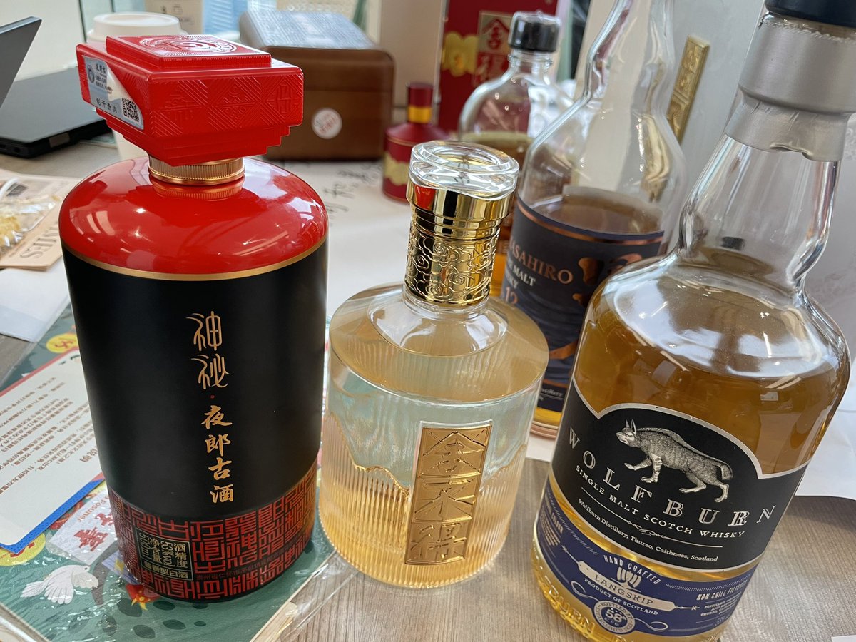 ZhuangChen01's tweet photo. Never before have I experienced an induction training where shrimp-roe sauce, cookies, liquor, and whisky were provided on the table for learning. #Fosun has a wide range of industries, but at its core, it’s dedicated to enriching family lives. https://t.co/caPWxPaVqD