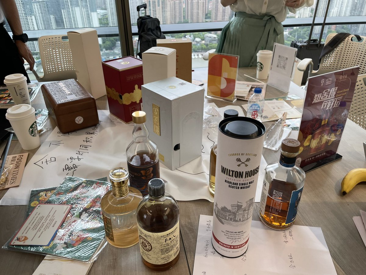 ZhuangChen01's tweet photo. Never before have I experienced an induction training where shrimp-roe sauce, cookies, liquor, and whisky were provided on the table for learning. #Fosun has a wide range of industries, but at its core, it’s dedicated to enriching family lives. https://t.co/caPWxPaVqD