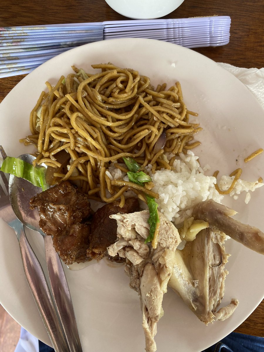 nizaliakim's tweet photo. Food everywhere 
#pageantdays https://t.co/FQm1Dn4kEU