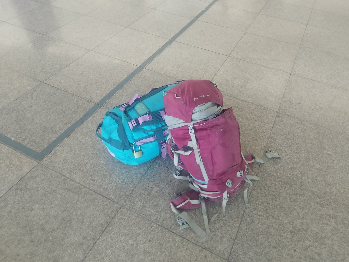 maitepariente's tweet photo. Con mi petate, como único compañero de viaje ✈️🛩️,
me dirijo a tierras bolivianas  😉
a enamorarme de sus montañas🏔️,
y si me dejan...
alcanzar alguna de sus cumbres  💪💫

A topeeeee con la vida 💋❤️ https://t.co/YhtF61zvBO