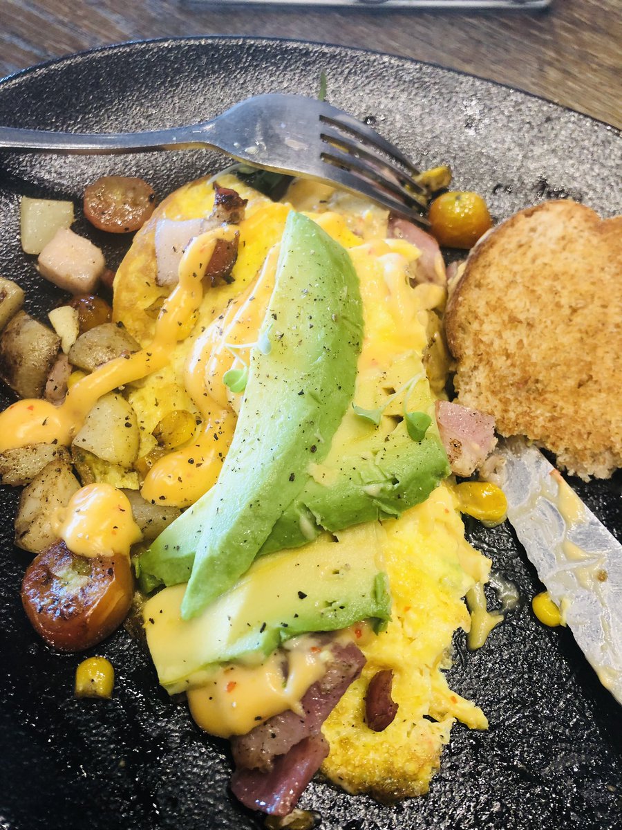 PhathekaPat's tweet photo. Mugg & Bean did the things here, it’s cheesy with a spicy sauce, oh so yummy! #TimeOffWork https://t.co/xYgcvoW0dy