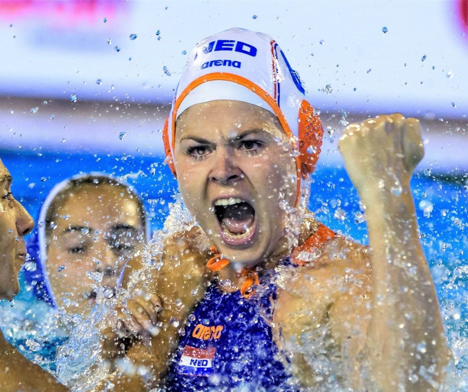 Gem_OostGelre's tweet image. Met Vivian Sevenich uit Lichtenvoorde in het team zijn de Nederlandse waterpolodames vandaag wereldkampioen geworden! 🏆🥇 In de WK-finale, gespeeld in Japan, won het team na strafworpen van Spanje. Wij zijn dan ook ontzettend trots op Vivian en haar teamgenoten! 👏