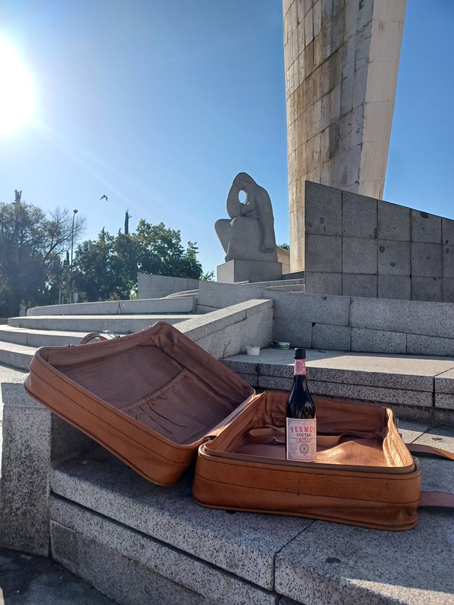¡Ultima llamada!
Terminamos esta tarde la promo que nos brinda la bodega @bodegaslustau de volver a despegar probando esta delicia, vermut Lustau rosé. Lo degustaremos como el resto de viernes de julio con tónica, peces de hielo y rodaja de pomelo.
¡Sed bienvenidos!
#salud