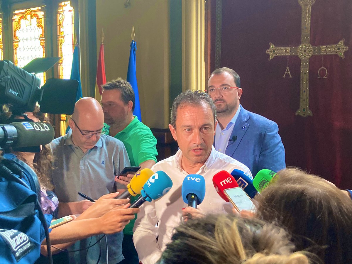iuasturias's tweet photo. 🖋️ @ovizapico y @AdrianBarbon firman el acuerdo de gobierno de unidad progresista entre la @FSA_PSOE y #ConvocatoriaPorAsturies 

🔻 Nuestro coordinador destaca la importancia de un pacto que servirá para abordar las reformas que Asturias necesita. https://t.co/WjLeCD2ugM