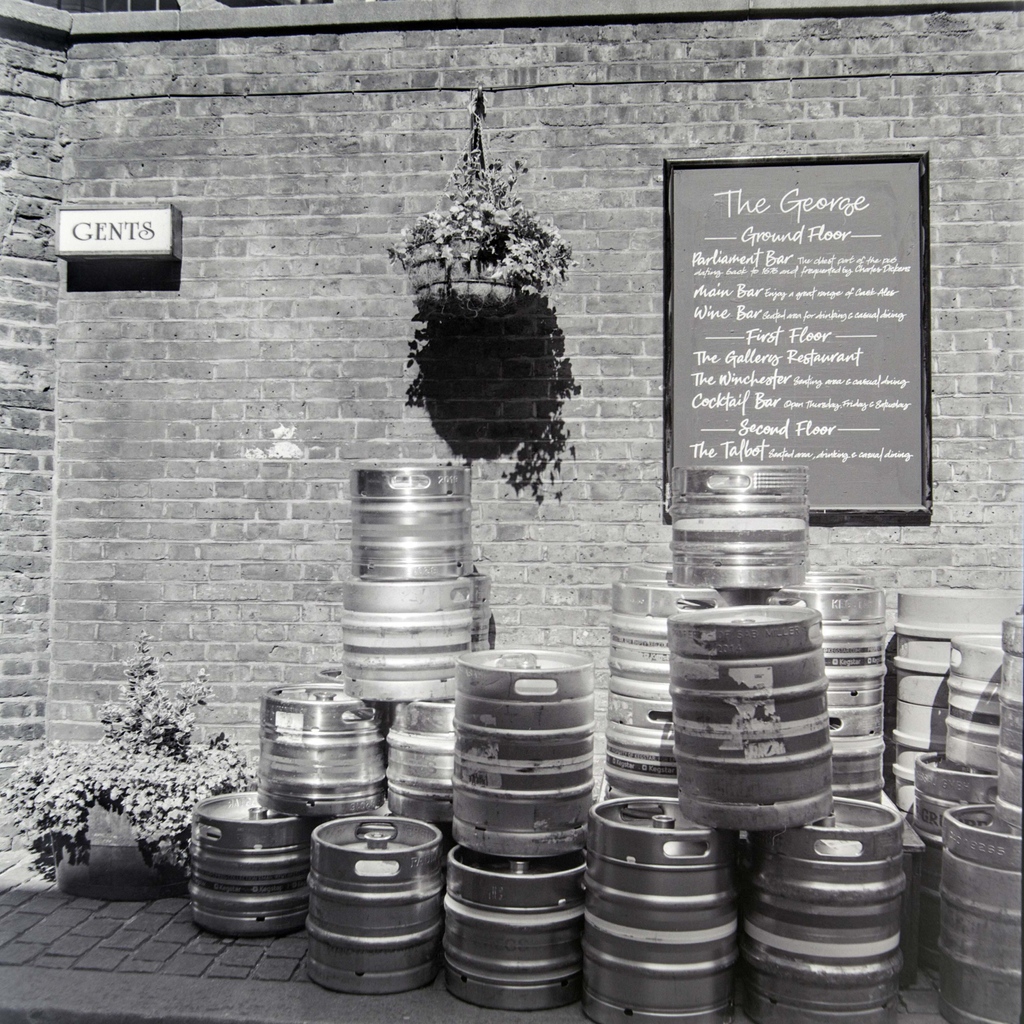 Obsolete_camera's tweet photo. Gents. With my Rolleiflex Old Standard from 1931.

#theobsoletecamera 
#blackandwhite 
#streetphotography #streetphoto
#londonstreetphotography
#PubCrawl #Drinks #drink 
#craftbeer 
#realale 
#cityscape 
#streetphoto 
#londoncity https://t.co/Vdq4oeZGeQ