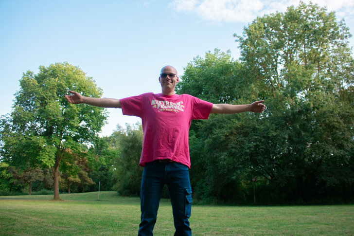 Mixtream's tweet photo. “Je moet onwijs gek zijn om dit te doen”, lacht Philip, “maar het is leuk en het geeft energie. Vooral op dat moment dat je duizenden mensen gelukkig op het veld ziet staan. 

Onze productiecoördinator Philip geeft een kijkje achter de schermen:
https://t.co/Sc0Tt7TcCk https://t.co/2cEgbjwS8h