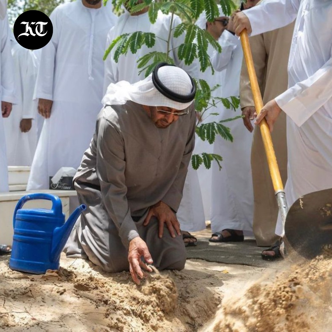 khaleejtimes's tweet photo. 📸In pictures shared on Instagram on Friday, the #UAE President @MohamedBinZayed, along with members of #AlNahyan family, is seen participating in the burial of #SheikhSaeed bin Zayed Al Nahyan, whom he called in a tribute as a "loyal son of the UAE".
https://t.co/nLHgdV2Qpn https://t.co/i8YzR4eX4C