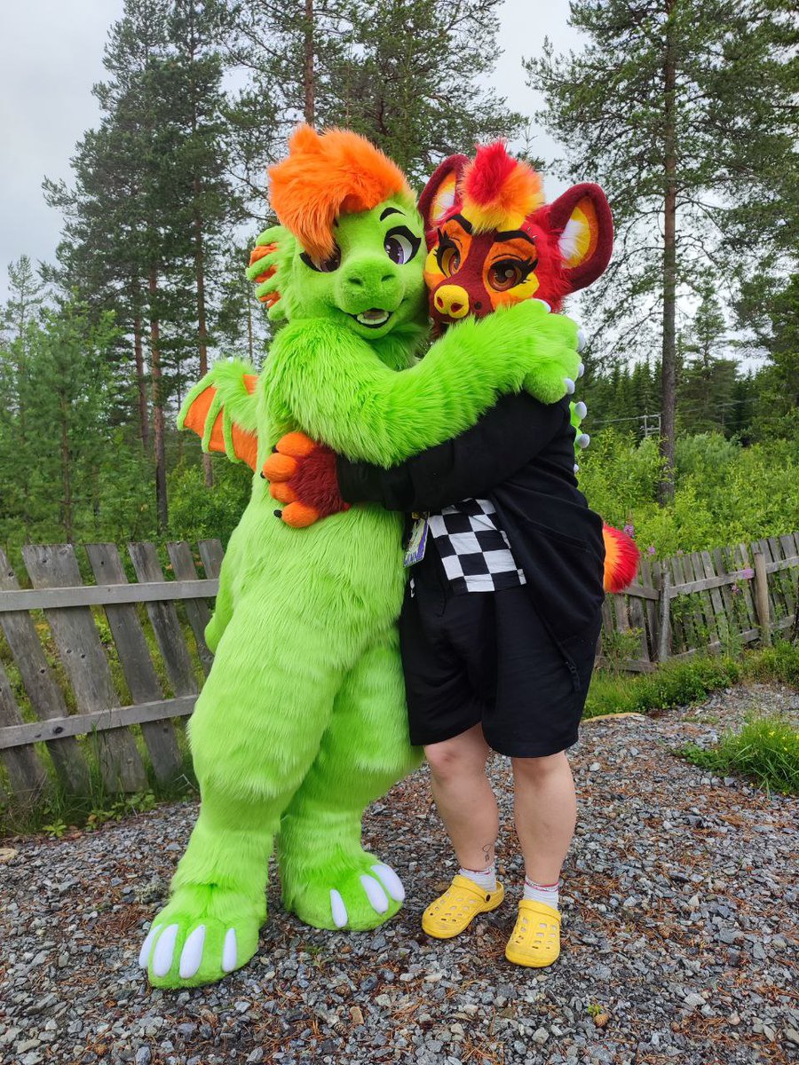 AtroxLong's tweet photo. It /may/ look like I'm hugging myself, but it is actually @FennecWinnie in disguise. 🕵️

#FursuitFriday
📸: @EGlaciem https://t.co/lsGTka13gq