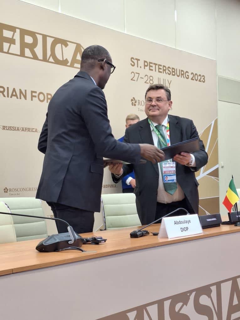 Le 27 juillet 2023, en marge du 2ème Sommet Russie-Afrique, j’ai procédé à la signature d’un Accord de coopération entre le Ministère de la Justice et des Droits de l’Homme du Mali et le Ministère de la Justice de la Fédération de la Russie. 

Cet Accord vise le renforcement de