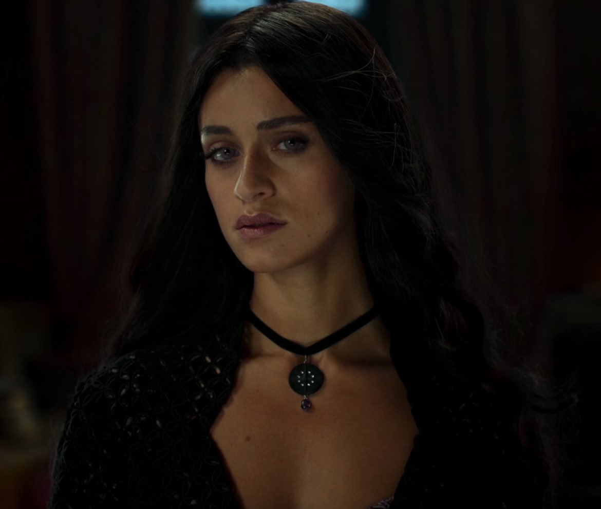 TheWitcherSardi's tweet photo. La directora de casting de The Witcher dice que la elección de Anya Chalotra como Yennefer pretendía desafiar los cánones de belleza.

La supuesta fea: https://t.co/iT8J6I82Te