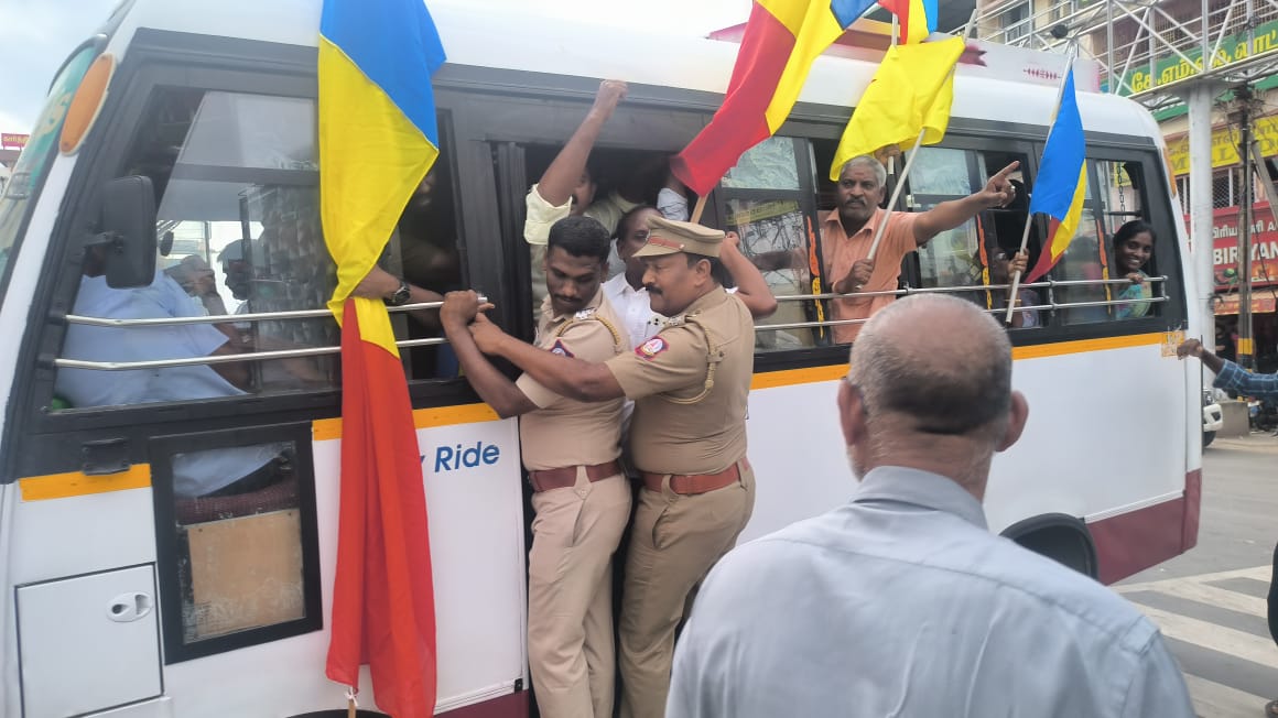 MurugaSathya007's tweet photo. மருத்துவர் அன்புமணி இராமதாஸ் கைதை கண்டித்து காஞ்சிபுரம் மாவட்ட தலைவர் அண்ணன் வ.உமாபதி வரதன் தலைமையில் பாமகவினர் சாலை மறியல் போலீசார் கைது !!
#PMKAgainstNLCLandGrab
#PMKPresidentAnbumani
#G20India #GoBackNLC
#NLCIndia #stopnlc #PMK
#kamchipuramwestpmk
#kanchipurampmk https://t.co/FZacjIVNTD