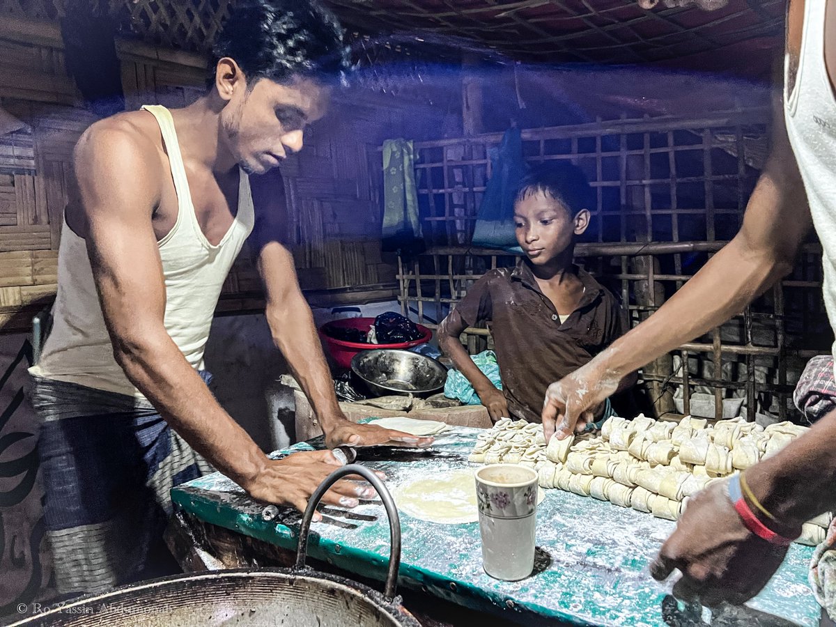 md_yasiein's tweet photo. Baking paratha(bread) at night for morning customers at his shop in refugee camp
#streetphotography #bread #foodphotography #rohingyatographer #yassinphotography #documentaryphotography #refugees #rohingya_muslims https://t.co/U8WWDm0a0f