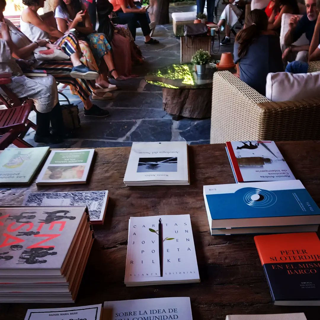 proencialibros's tweet photo. 📚 Onte tivemos a sorte de estar na Casa Grande de Rosende nun taller de La Plantación con Ramón Andrés, poñendo libraría.
Lugar fantástico e xente marabillosa ✨️
#ramonandres #juantallon #Rosende #pensamento https://t.co/ZX4CkSyi4O