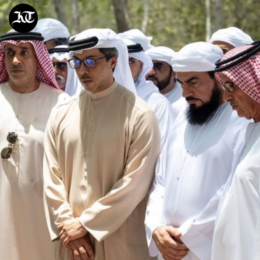 khaleejtimes's tweet photo. 📸In pictures shared on Instagram on Friday, the #UAE President @MohamedBinZayed, along with members of #AlNahyan family, is seen participating in the burial of #SheikhSaeed bin Zayed Al Nahyan, whom he called in a tribute as a "loyal son of the UAE".
https://t.co/nLHgdV2Qpn https://t.co/i8YzR4eX4C