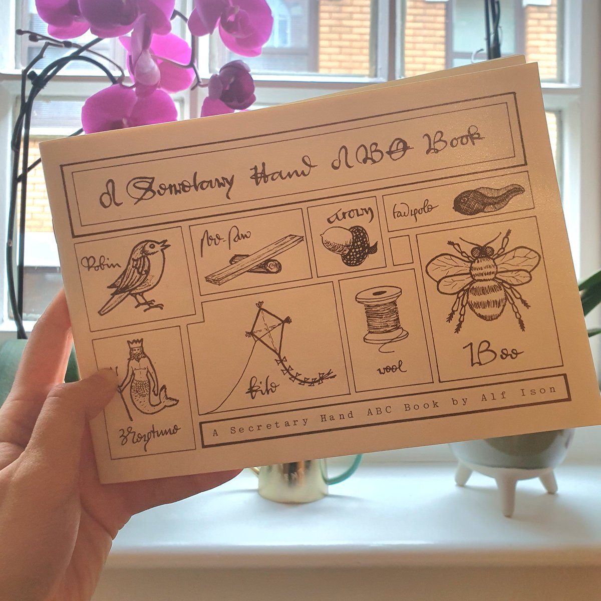 helenaheritage's tweet image. One of my friends reminded me about this picture book today and I *must* give it a shout out!

An absolutely gorgeous guide for learning Secretary Hand with practice transcriptions at the end. Need to start carrying it with me for my library trips 😍