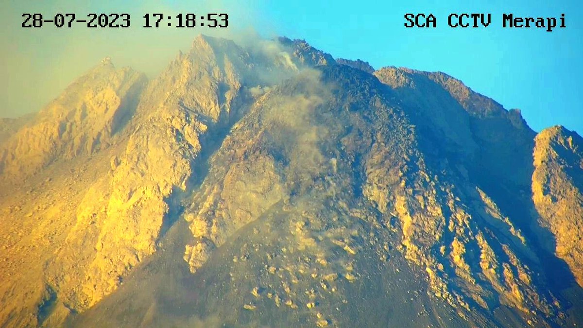 janurmerapi's tweet photo. Merapi Jumat sore, 28 Juli 2023 https://t.co/SXl896bAhH